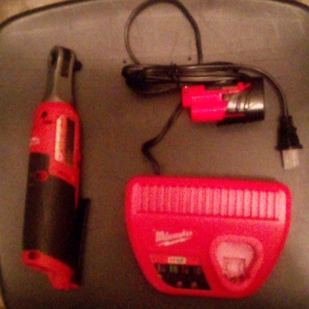 Milwaukee Tool 3/8 Cordless ratchet with battery and charger